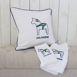 vitt kuddfodral med blå dalahäst dalahorse svensk design