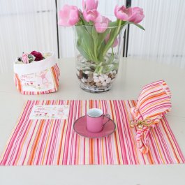 läcker bordstablett som gör dig glad färgglad dukning vårfärger