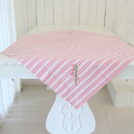 rosa vit duk i romantisk lantlig stil med brodyr svensk design