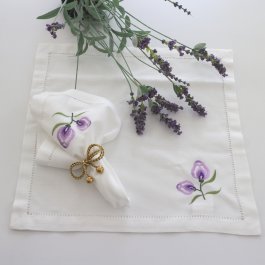 vacker vit tygservett med lila broderad blomma svensk design
