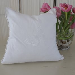 vit kudde med broderad vit fjäril med svensk design