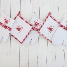 vit grytlapp med rött hjärta svensk design