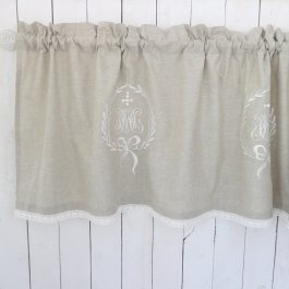 gårdsromantisk gardinkappa med spets o monogram i beige färg