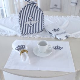 vacker vit bordstablett med krona monogram