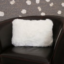 vit pälskudde vinterhare lyxig kudde avlång medd fuskpäls