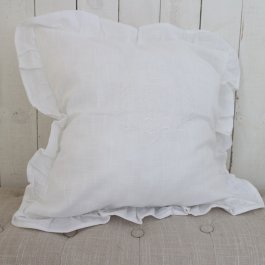 vit kudde med vitt brodyr i gårdsromantisk stil med vacker volangkant