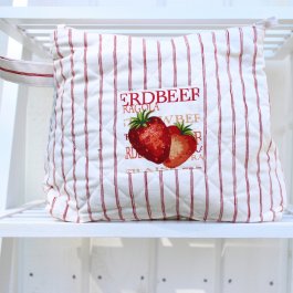 Necessär Strawberry med svensk lantlig design