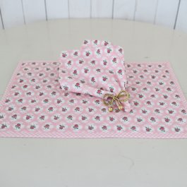 ljuvliga bordstabletter med blommigt mönster i quilt
