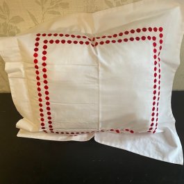 Pillowcase red dots, 40 x 40 cm