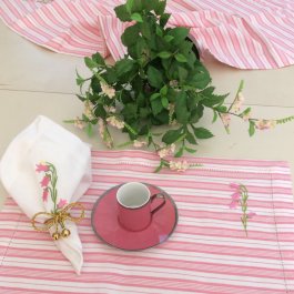 rosa bordstablett i härlig lantlig stil med blombrodyr