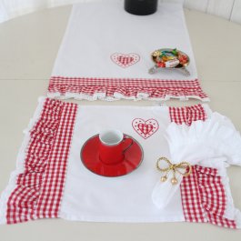 vacker bordslöpare i rött och vitt med hjärta och volangkanter