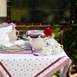 romantisk dukning med rosmönster i vintagestil gårdsromantisk duk
