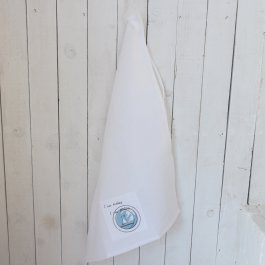 lantlig vit kökshandduk med skärgårdsinspirerat tema marin kökshandduk med båtmotiv svensk design