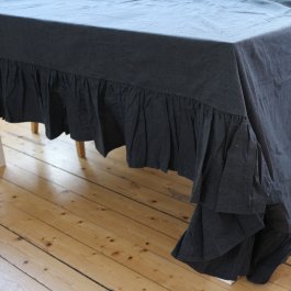 mörkgrå svart duk i linnelook med stor volang 145 x 250 cm