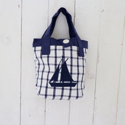 barnväska presentbag presentpåse i tyg med båtmotiv tygförvaring med segelbåtsmotiv i lantlig stil med svensk design